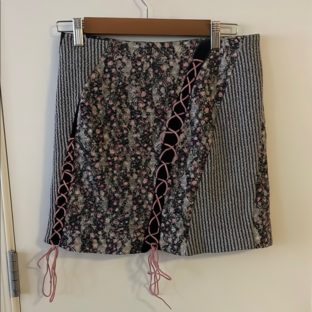 Patchwork lace and floral lace-up detail mini skirt